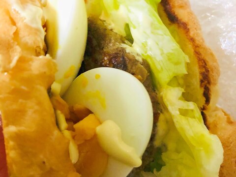 ゆで卵とハンバーグのサンドイッチ